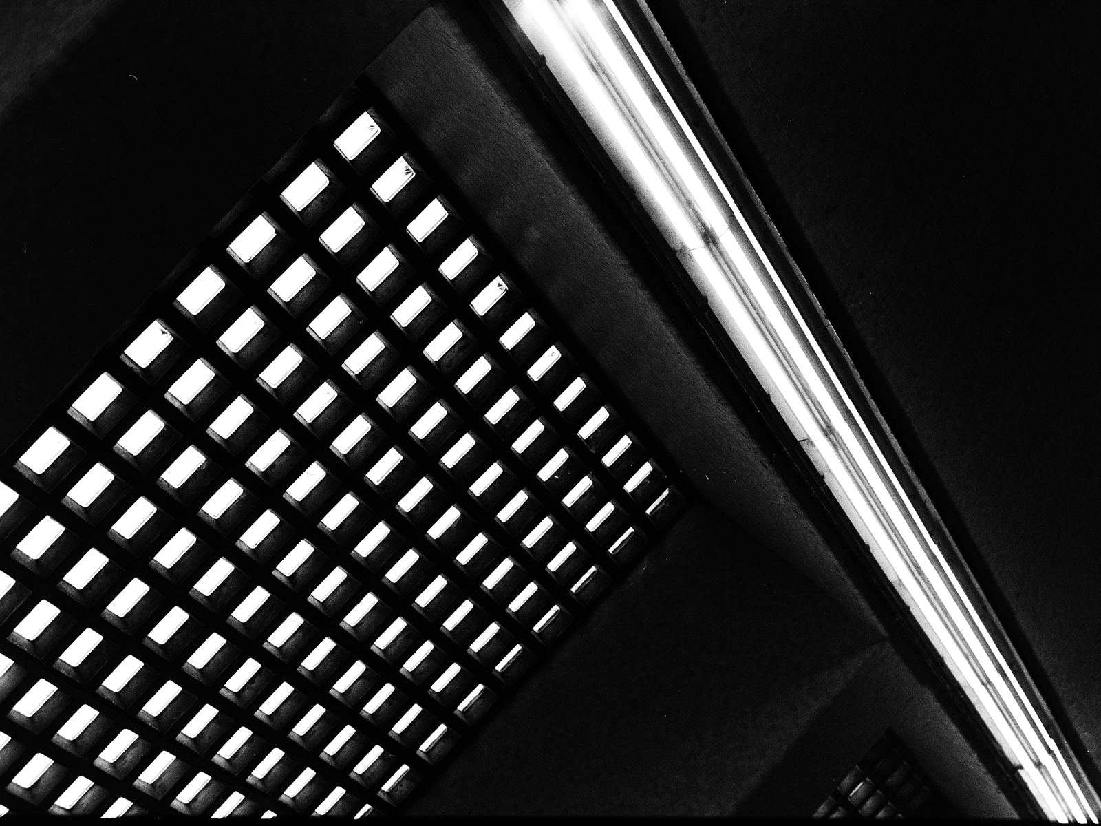 Griglia luminosa diagonale in bianco e nero