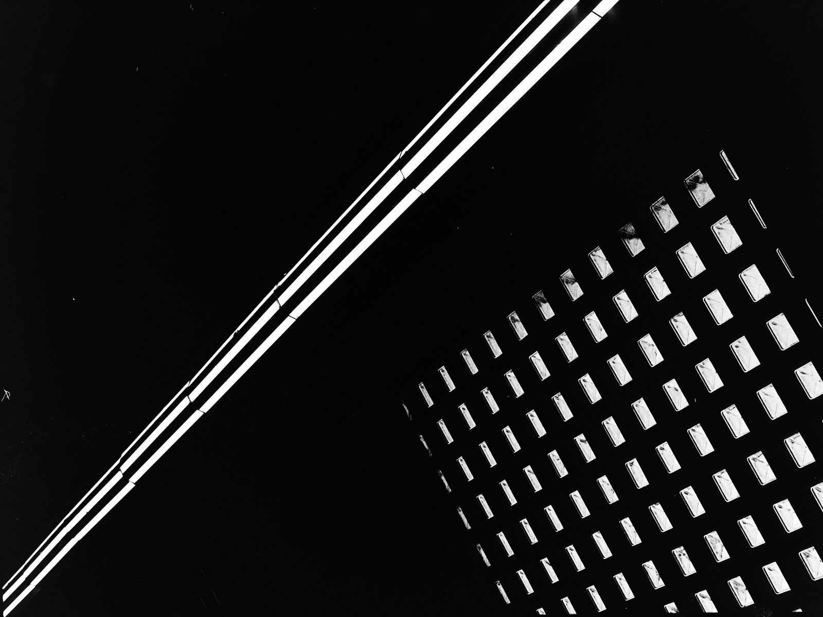 Taglio di luce diagonale su superfici scure