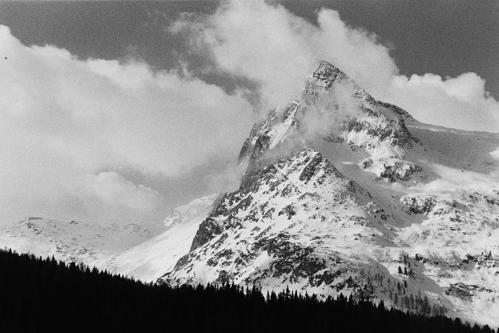Montagna innevata in bianco e nero