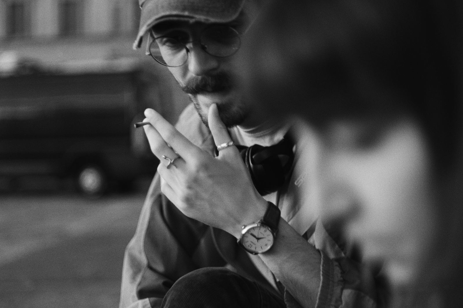 Ritratto documentario in bianco e nero durante una pausa
