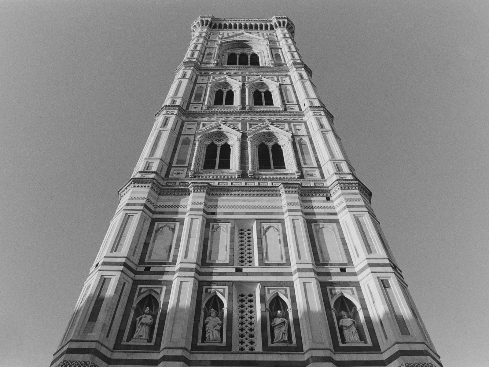 Campanile fotografato dal basso in bianco e nero