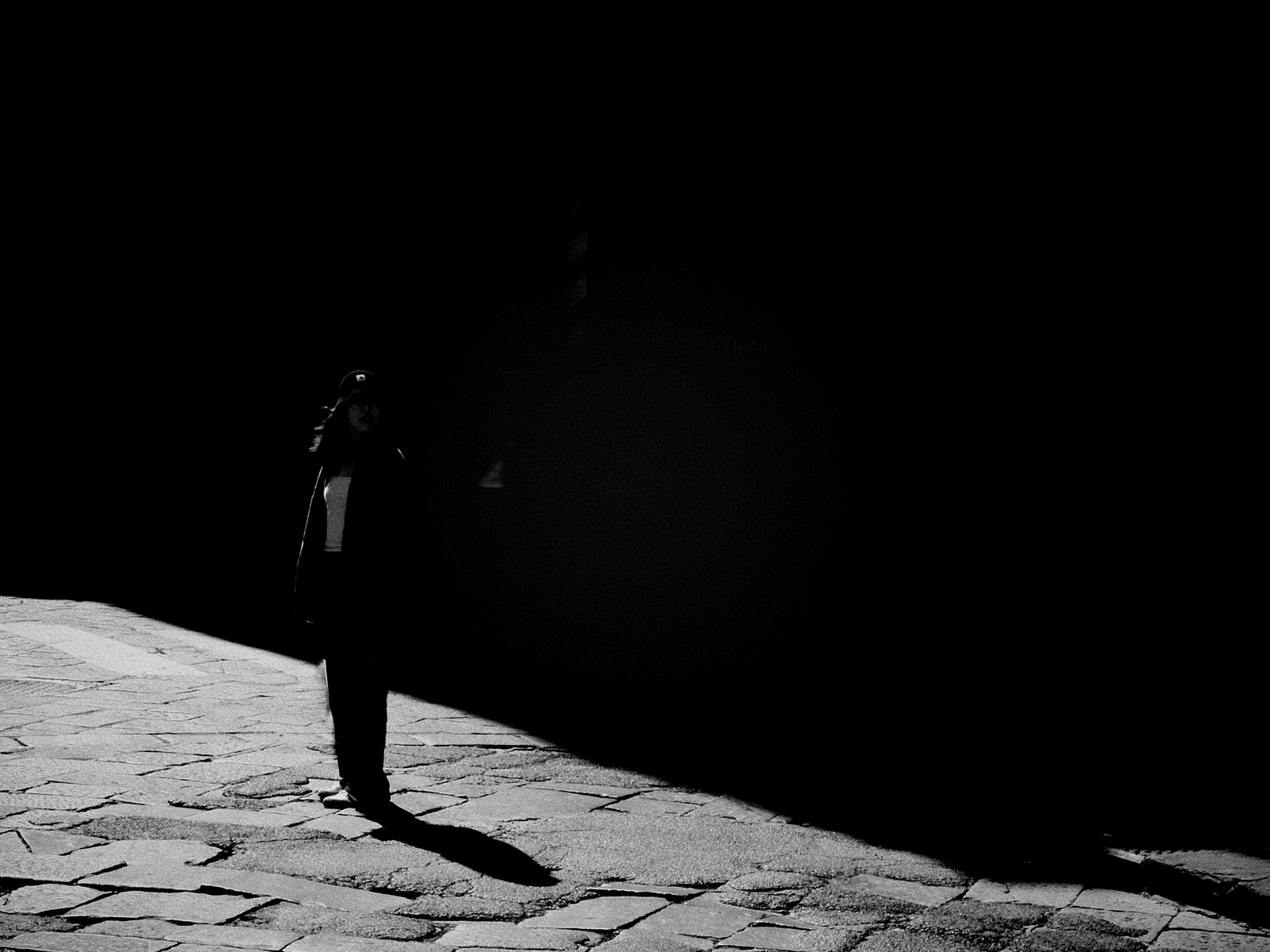 Figura isolata in una zona di ombra profonda